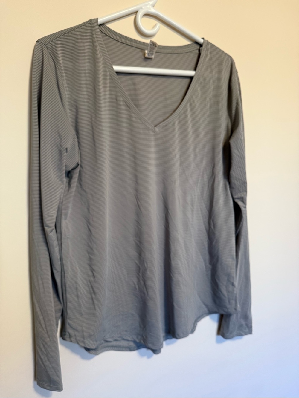 ZYIA Women's Long Sleeve V-Neck Top - Light Gray